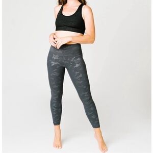 {Zyia} "Battleship Camo Luxe" Gray Gray Camouflage High Rise 7/8 Leggings